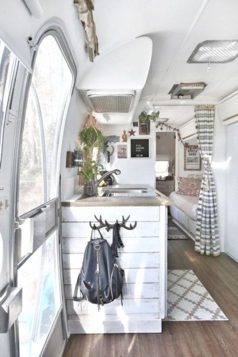 fine 16 Smart Camper Decorating Ideas Travel Trailers http://matchness.com/2018/02/04/16-smart-camper-decorating-ideas-travel-trailers/ Rv Decorating, Camper Vintage, Airstream Living, Campervan Ideas, Camping Vintage, Airstream Remodel, Airstream Interior, Airstream Renovation, Caravan Renovation