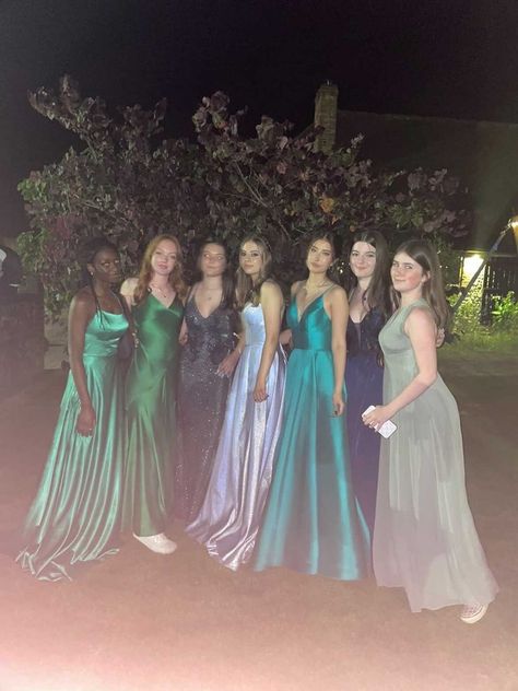 Best Friends Prom Dresses, Prom Pictures Friends Aesthetic, Prom Friends Photos, Prom Aesthetic Photos, Prom Friends Aesthetic, Prom Pics Aesthetic Friends, Photoshoot In A Dress, Prom Vision Board, Prom Vibes Aesthetic