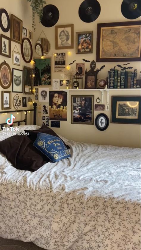 Bedrooms Dark, Dark Academia Room Ideas, Aesthetic Bedrooms, Dorm Room Decor Ideas, Academia Bedroom, Cozy Bedrooms, Retro Bedrooms, Dark Aesthetics, Retro Room