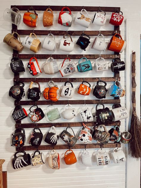 Mug Collection Storage, Coffee Cup Collection Display, Vintage Mug Display, Coffee Cup Collection, Cute Mug Storage, Diy Mug Organizer, Hanging Mugs In Kitchen, Diy Mug Holder Wall, Coffee Cup Hanging Ideas