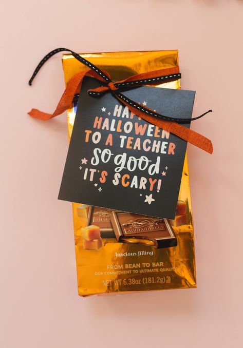 Teacher Gift Thanksgiving, Teacher Appreciation Gifts Halloween, Cute Teacher Halloween Gifts, Teacher Halloween Basket, November Secret Pal Gift Ideas, Halloween Gift Teacher, Halloween Treat For Teacher, October Teacher Gifts, Teacher Fall Gifts