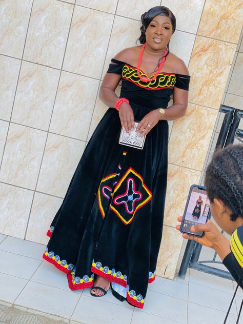 Atoghu Dress, Cameroonian Traditional Dresses, Party Wear Gowns, African Traditional Wear, Traditional Wedding Attire, Asoebi Styles, African Fashion Modern, African Traditional Dresses, African Clothing Styles