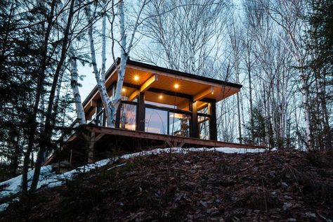 Voici le chalet scandinave parfait à louer pour un week-end en amoureux | Silo 57 Mini Chalet, Cabin Houses, Scandinavian Cabin, Prefab Houses, Contemporary Houses, Forest Sounds, Prefab Cabins, Lake Cabin, 2020 Vision