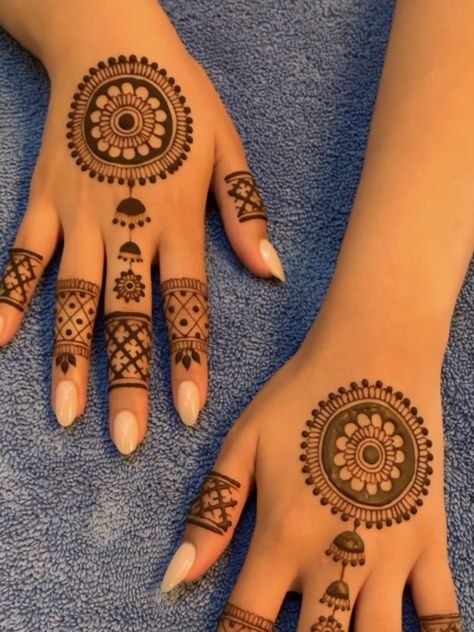 Celebrate Karwa Chauth in style with these simple Mehndi designs. Our collection includes simple backhand, front hand and Arabic mehndi designs for EID. These stunning Mehndi designs will elevate your traditional look for EID this year. Henna Designs Back, Hand Mehendi, Short Mehndi Design, Simple Arabic Mehndi, Palm Mehndi Design, Simple Mehendi Designs, Simple Arabic Mehndi Designs, Tato Henna, Finger Henna Designs