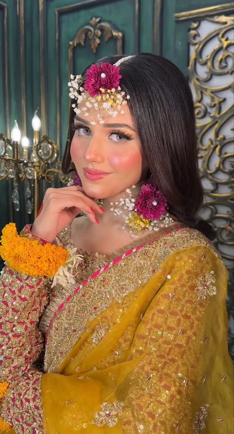 Haldi Bride Makeup, Haldi Makeup Look For Bride, Mayoun Decor, Mehandi Bride, Pakistani Makeup Looks, Flower Jewellery For Mehndi, Pakistani Beauty, Haldi Dress, Bridal Mehndi Dresses