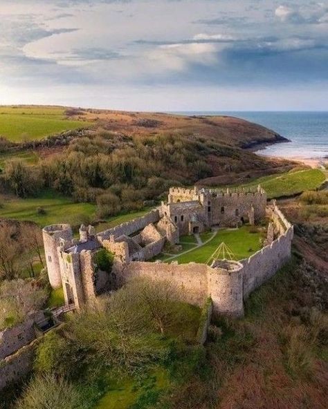 Welsh Castles, Norman Castle, Monumental Architecture, Castle Mansion, Castles In Scotland, Abandoned Castles, Medieval Houses, History Architecture, Castle Ruins