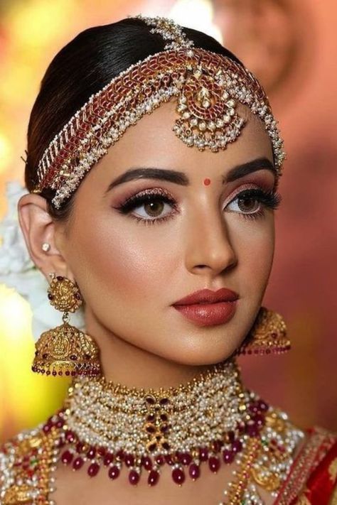 Find the best makeup artists for south indian brides in budget,with contact information, portfolio & trusted reviews at Weddingbazaar - Trusted Wedding Services for Every Indian Wedding! #southindianmakeupartists #bridalmakeupartists #southindianbridalmakeuplook South Indian Makeup, Indian Makeup Looks, Wedding Guest Makeup, Indian Wedding Makeup, Indian Bride Makeup, Bengali Bridal Makeup, Pakistani Bridal Makeup, Bridal Makeup Images, Engagement Makeup