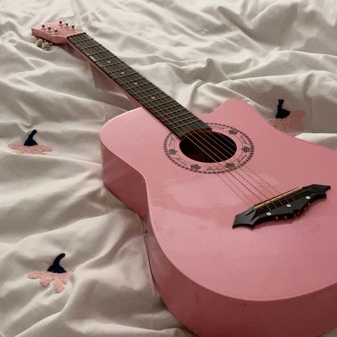 Pink Acoustic Guitar Aesthetic, Pink Aesthetic Guitar, Pink Instruments, Pink Guitar Aesthetic, Rose Guitar, Acoustic Guitar Photography, Pink Guitar, Pink Music, Guitar Obsession