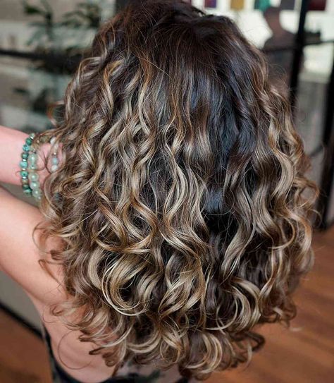 Balayage Hair Brunette With Blonde Curly, Blonde Hair Biracial, Hair Trends 2023 Curly, Natural Curly Hair With Balayage, Dark Brown Balayage With Highlights, Hair Color Inspiration Curly Hair, Brown Curly Hair Blonde Balayage, Curly Hair Fall 2023, Short Wavy Hair With Blonde Highlights