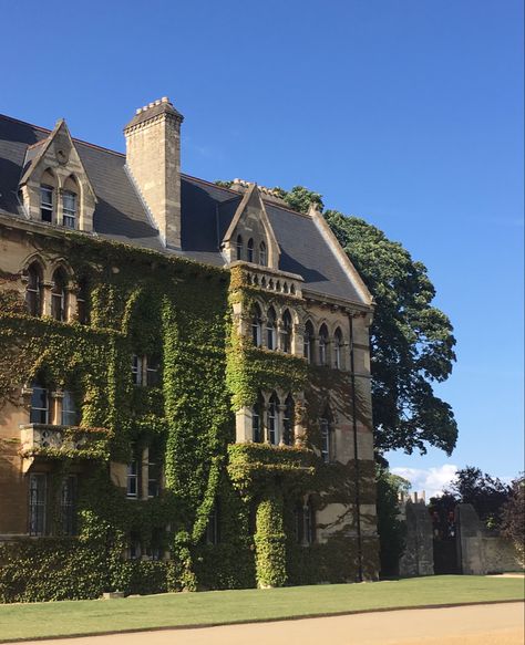 Rich Summer Aesthetic, British Old Money, Old Money Dark Academia, Oxford University England, Rich Summer, Aesthetic Antique, Boarding School Aesthetic, University In England, British University