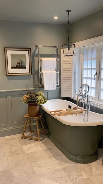 Country Cottage Bathroom, Storage Ideas Bathroom, Old Pots, Cosy Bathroom, Country Style Bathrooms, Cottage Style Bathrooms, Cottage Bathroom Ideas, New House Bathroom, Bathroom Storage Ideas