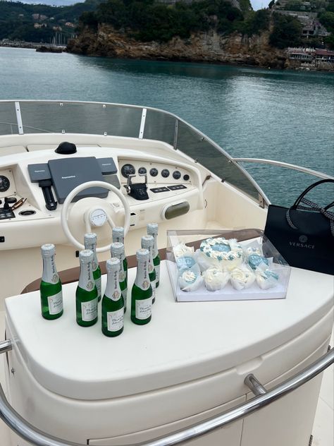 Bachelorette Party Old Money, Bachelorette On A Boat, Yacht Party Aesthetic, Yacht Bachelorette Party, Bachelorette Party Yacht, Yacht Bachelorette, Bachelorette Boat Party, Bachelorette Yacht, Boat Bachelorette