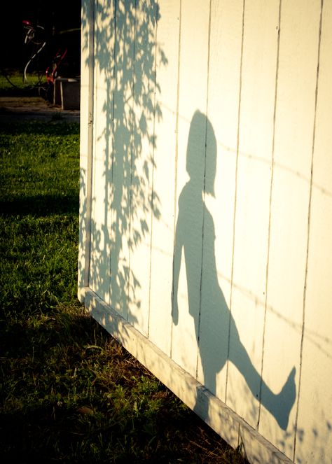 Shadow. Paper Girls, Ombres Portées, Shadow Silhouette, Shadow Photography, Shadow Art, Foto Tips, Shadow Play, 수채화 그림, Jolie Photo