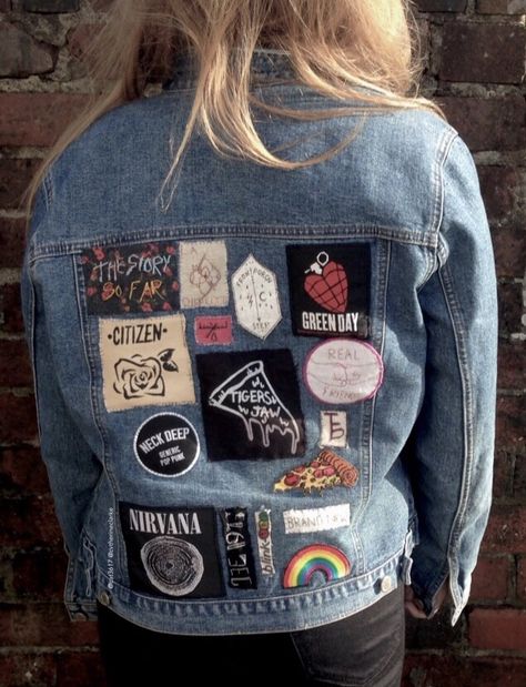 handmade denim jacket w/ the favourite pop punk bands:) Band Jean Jacket, Punk Rock Jean Jacket, Denim Jacket Patches Aesthetic, Rock Jean Jacket, Punk Jean Jacket, Jean Jacket Grunge, Aesthetic Jackets, Punk Denim Jacket, Concert Jeans