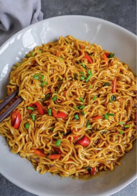 Curry & Pepper Noodles Pepper Noodles, Vegan Fried Chicken, Vegan Curry, Vegan Kitchen, Vegan Recipe, Noodle Recipes, Vegan Recipes Easy, Food Obsession, Chopsticks