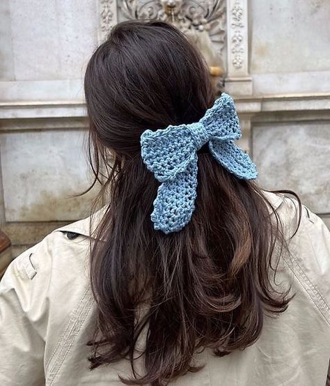 Crocheted bow hair clips are available 🎀 Dm to order Delivery available to 58w🇩🇿 . . . #explore #fypage #aesthetic #acessorios Light Blue Crochet Ideas, Crochet Hair Bows, Bow Crochet, Crochet Sweater Design, Crochet Bow, Crochet Hair Clips, Crochet Shoulder Bags, Bow Ideas, Crochet Keychain Pattern