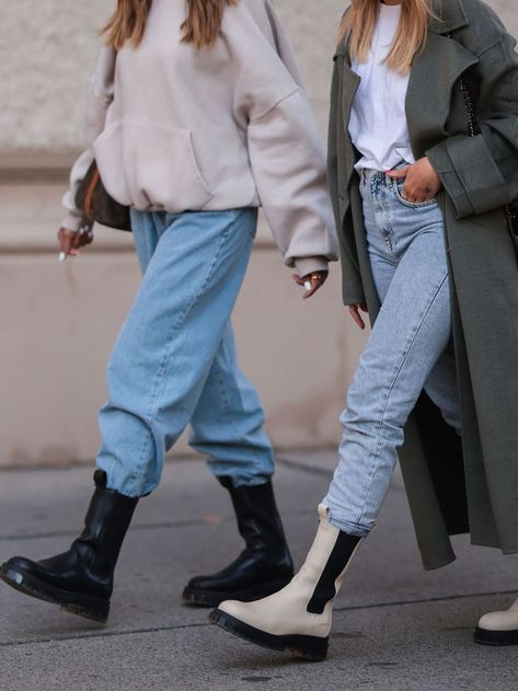 White Chunky Chelsea Boots Outfit, White Chelsea Boots Outfit Winter, Chelsie Boots Outfits Style, White Steve Madden Boots Outfit, Off White Chelsea Boots Outfit, Bone Boots Outfits, Mid Calf Chelsea Boots Outfit, Brown Lug Boots Outfit, Chelsie Boots Outfits