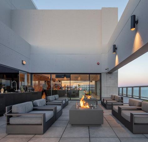 Trendwatch: Chicago Penthouses Transformed Into Top-Floor Amenity Spaces Top Floor Penthouse, Chicago Penthouse Luxury, Luxury Apartment Pool, Chicago Penthouse, Housing Interior, Penthouse Luxury, Apartment Pool, Luxury High Rise, Multifamily Housing