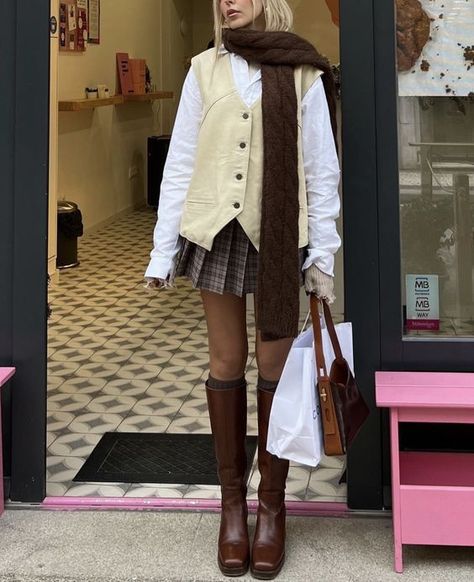 fall fashion inspo brown beige tan clothes Fisher Vest Outfit, Horse Race Outfit, How To Have Style, Looks Street Style, Mode Inspo, 가을 패션, Mode Vintage, Looks Style, Mode Inspiration