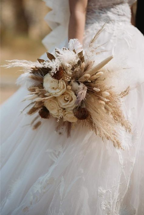 Wedding Flower Bride, Bouquet Wedding Champagne, Dusty Blue And Beige Wedding Theme, Beige Flower Bouquet, Western Wedding Bouquet, Beige Wedding Theme, Neutral Wedding Bouquet, Dried Flower Wedding Bouquet, Brides Flowers Bouquet