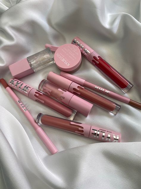 Cosmetician Aesthetic, Kylie Makeup, Flawless Base, Girls Things, Makeup Bag Essentials, Kylie Jenner Makeup, Kylie Cosmetic, Fancy Makeup, Lip Glosses