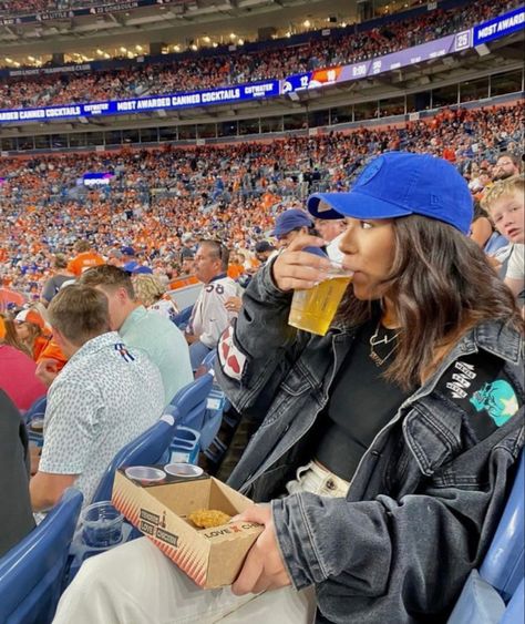 Baseball Game Instagram Story, Baseball Instagram Story, Stadion Outfit, Stadium Photo Ideas, Tacky Tourist Outfit, Stadium Outfit, Vanessa Mazur, Stadium Pics, Photo New York