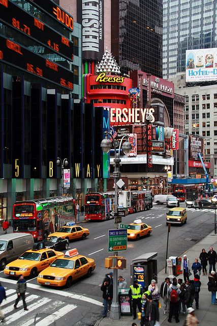 Times Square, New York City I litter ally can not wait to move there! New York Tips, Usa Aesthetic, Times Square New York City, New York Trip, Gaming Tables, Ball Room, Voyage New York, Capital Cities, I Love Nyc