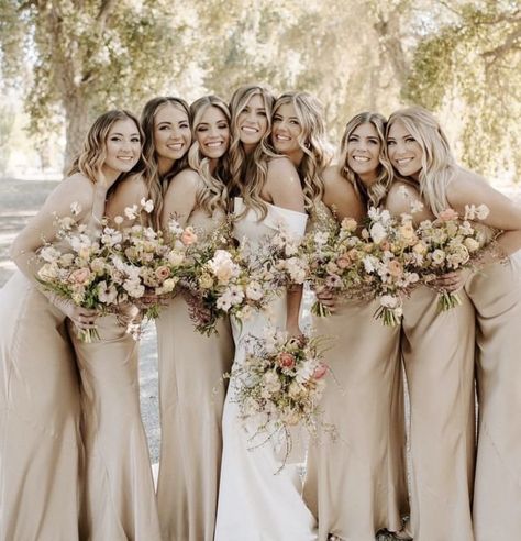 Fall Wedding Ideas October Bridesmaid Dresses, Wedding Color Schemes With Navy Suits, Dreamy Spring Wedding, Spring Wedding Vibes, Champagne Summer Wedding, Garden Wedding Colors, Wedding Bouquets Spring, Spring Wedding Aesthetic, Colors For Weddings