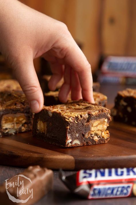 Snickers Bar Brownies, Snicker Brownies Recipe, Snickers Brownies Recipe, Brownie Snickers, Snickers Brownies, Snickers Recipe, Snicker Brownies, Plant Recipes, Brownie Ideas