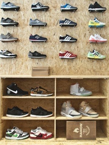 Shoes are displayed on screws, whose grid can be moved as needed. Strand Board, Shoe Store Design, Shoe Wall, Fitness Shoes, Store Interiors, Retail Store Design, Sneaker Stores, Retail Design Blog, Shoe Display