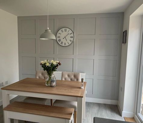 Light Grey Accent Wall, Gray Accent Wall Kitchen, Light Gray Walls Kitchen, Grey Kitchen Diner, Kitchen Diner Decor, Grey Feature Wall, Dining Room Feature Wall, Dining Room Paneling, Kitchen Feature Wall