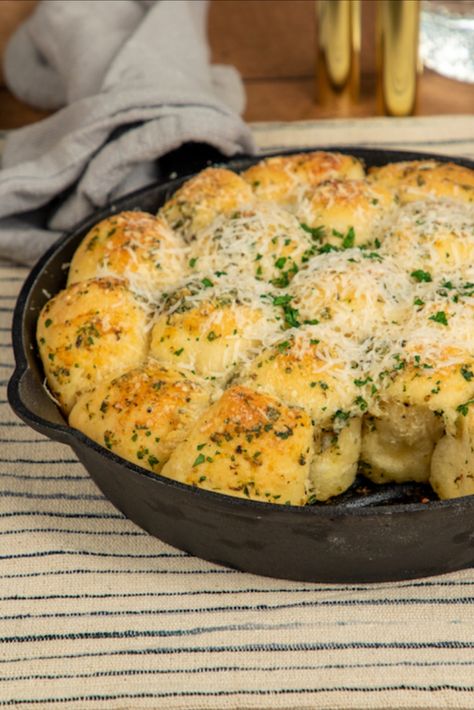 Cast Iron Garlic Bread, Cast Iron Garlic Knots, Cast Iron Pan Bread, Savoury Pull Apart Bread, Skillet Garlic Bread, Pull Apart Garlic Bread Recipe, Pull Apart Garlic Knots, Garlic Buns Pull Apart, Savoury Monkey Bread Recipe