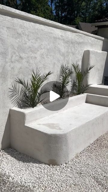 Breeze Block Seating Area, Stucco Bench Outdoor, Built In Outdoor Concrete Bench Seating, Floating Concrete Bench, Concrete Bench Design, Diy Videos, Pool House, Seating Area, Garden Furniture