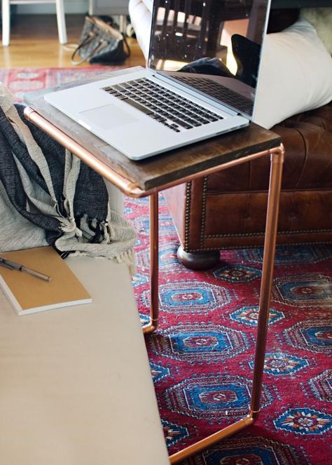 Trendspotting: Copper! Add this popular accent to your home with an easy project. Try this DIY Copper Laptop Table. Click through for directions. Modern Tv Trays, Diy Laptop Stand, Tv Tray, Diy Laptop, Copper Diy, Pipe Furniture, Laptop Table, Décor Diy, Wood Work