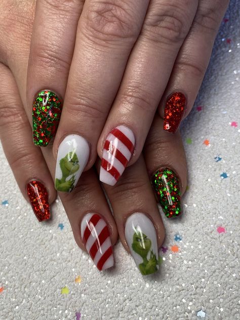 The Grinch Nail Designs, The Grinch Nails Acrylic, Easy Christmas Nail Designs Simple, Grinch Acrylic Nails, Grinch Nails Acrylic, Grinch Inspired Nails, The Grinch Nail Art, Grinch Nails Designs, Christmas Nails Grinch