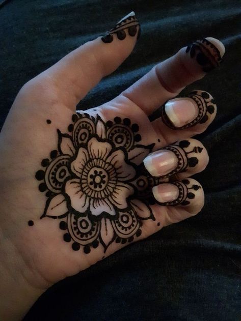 Mendhi Designs Mandala, Mehndi Designs Only Palm, Hena Designs Simple Palm, Henna Designs On The Palm, Fingertip Henna Design, Short Mehedi Degins, Cute Mehendi Designs Simple Front Hand, Simple Mandala Design Mehendi, Aesthetic Mehndi Designs Front Hand Palm