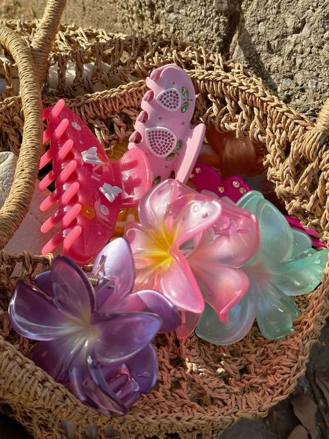 summer ! Hawaii Aesthetic Accessories, 2000s Hawaii Aesthetic, Summer Barbie Aesthetic, Barbie Summer Aesthetic, Tropical Vibes Aesthetic, Tropical Girl Aesthetic, Tropical Aesthetic Summer Vibes, Tropical Summer Aesthetic, Tropical Icons