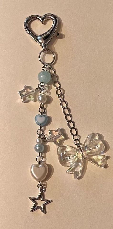 Blue aesthetic keychain Bead Charm Keychain, Beaded Wire Keychain, Beaded Jewelry Keychain, Aesthetic Bead Keychain, Keychain Inspo Aesthetic, Cute Phone Accessories, Aesthetic Keys, Keyring Aesthetic, Key Chains Aesthetic