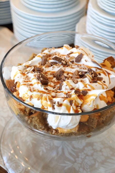 gluten free pumpkin spice trifle in a glass dish Thanksgiving Trifle, Dessert Trifle, Gluten Free Desserts Thanksgiving, Pumpkin Trifle, Pumpkin Easy, Easy Thanksgiving Dessert Recipes, Dessert Pumpkin, Gluten Free Pumpkin Spice, Thanksgiving Sweet Treats