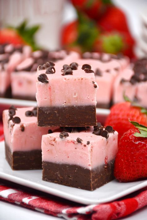 Chocolate Coverd Strawberries, Strawberry Fudge Recipe, Marshmallow Fluff Fudge, No Bake Fudge, Strawberry Fudge, Chocolate Covered Strawberry Cake, Homemade Candy Bars, Homemade Fudge Recipes, Chocolate Covered Strawberry Recipe