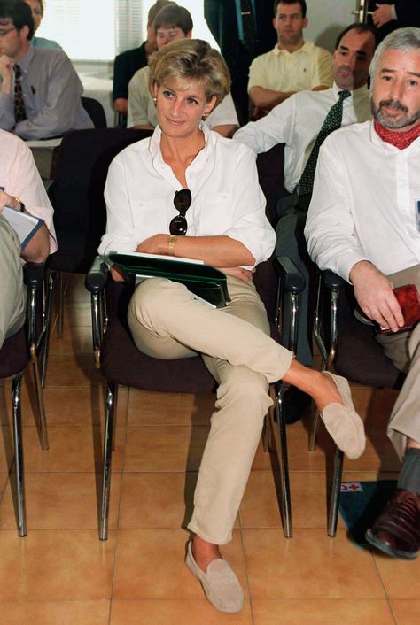 Ivy League Outfit, Queen Diana, Diana Style, Moving Photos, Princess Diana Fashion, Princess Diana Photos, Loafers Outfit, Diana Fashion, Khaki Trousers