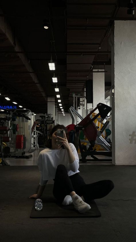 Girl In Gym Aesthetic, Girls Gym Aesthetic, Gym Life Aesthetic, Gym Photos Aesthetic, Gym Photo Ideas, Gym Poses Women, Gym Pictures Ideas, Girl Gym Aesthetic, Gym Story