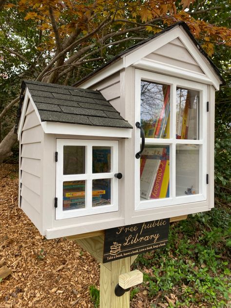 Library for the neighborhood and a compartment for kids and another for big kids and adults. Custom design and largely constructed with scrap wood. Outside Library, Diy Little Library, Outside Book Library, Book Houses Outdoor, Lending Library Ideas, Library Boxes Front Yards Diy, Little Library Ideas, Neighborhood Library, Free Library Box Ideas