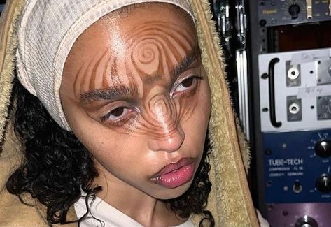 Fka Twigs Makeup, Fka Twigs, Creative Makeup Looks, Face Tattoo, Jolie Photo, Artistry Makeup, Creative Makeup, Pretty Makeup, Photography Inspo