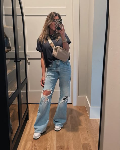 Crossbody Belt Bag Outfit, Outfits With Crossbody Bags, Everywhere Belt Bag Outfit, Cross Body Fanny Pack Outfit, Crossbody Fanny Pack Outfit, Belt Bags Outfit, Belt Bag Outfit Casual, Casual Summer Outfits With Jeans, Belt Bag Outfits