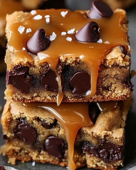 Salted Caramel Chocolate Chip Cookie Bars Gooey Salted Caramel Chocolate Chip Cookie Bars, Salted Caramel Chocolate Chip Bars, Salted Caramel Chocolate Cookies, Caramel Chocolate Chip Cookie Bars, Salted Caramel Cookie Bars, Caramel Chocolate Chip Cookie, Optimal Recipes, Chocolate Chip Cookie Bar Recipe, Caramel Cookies Bars