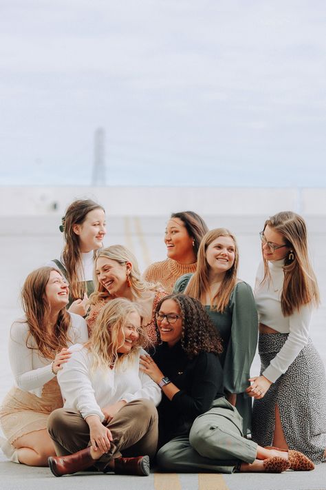 Small Group Photo Ideas, Group Of 10 Photoshoot, 8 People Photoshoot, Group Friends Photoshoot, Spring Group Photoshoot, Picture Poses For Friends Group Shots, Group Friend Photoshoot, Sorority Group Pictures, Fun Group Poses