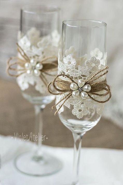 Wedding Toasting Glasses, Bride And Groom Glasses, Toasting Flutes Wedding, Wedding Wine Glasses, Wedding Champagne Glasses, Decorated Wine Glasses, Wedding Flutes, Wine Glass Crafts, Toasting Flutes