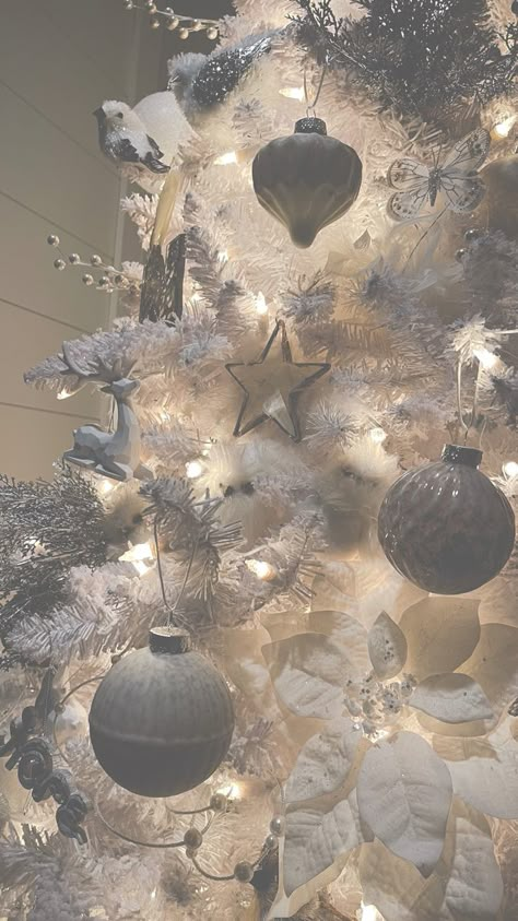 White Christmas Tree Aesthetic Wallpaper, White Christmas Ornaments Aesthetic, White Christmas Aethstetic, Aesthetic Christmas Tree White, White Christmas Tree With Silver Decor, White Christmas Aesthetic Decor, White Xmas Aesthetic, White Winter Aesthetic Wallpaper, White Christmas Astethic