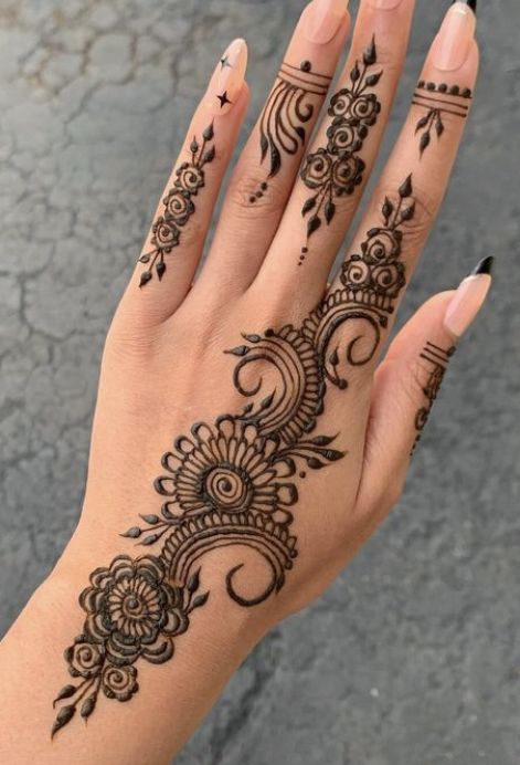 Hand Henna Designs Unique, Top Hand Henna Designs, Cute Henna Hand Designs, Mehndi Inspo Simple, Simplistic Mehendi Designs, Simple Henna For Wedding, Diwali Henna Design Simple, Cute Mendhi Designs Simple Front Hand, Hena Ideas Hand